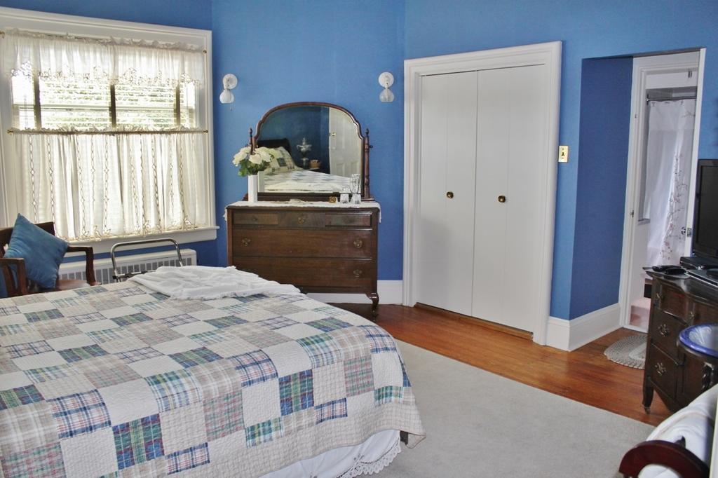 Bennett House B&B Woodstock Room photo