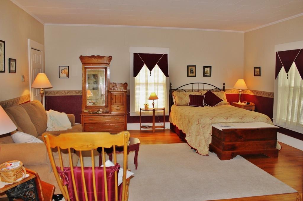 Bennett House B&B Woodstock Room photo
