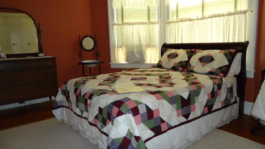 Bennett House B&B Woodstock Room photo